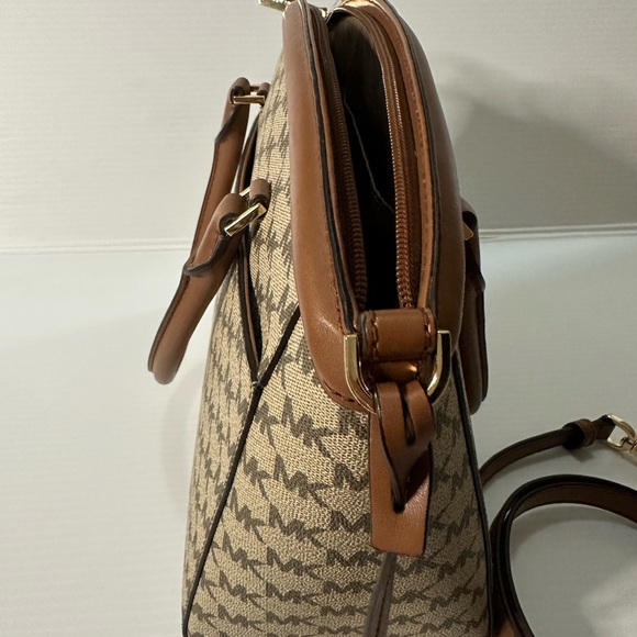 Michael Kors medium size hand bag - Picture 2 of 14